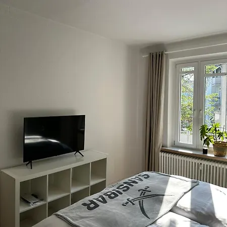 Grosszuegige 3-zimmer Altbauwohnung *